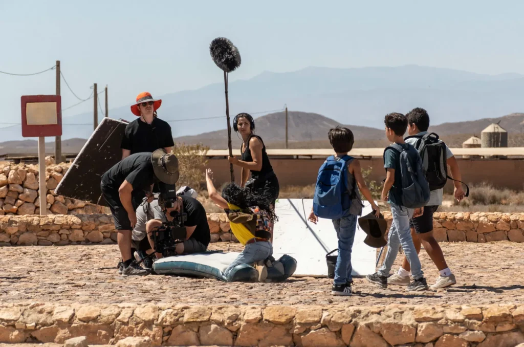 Equipo de gestión cultural creando experiencias artísticas en Almería