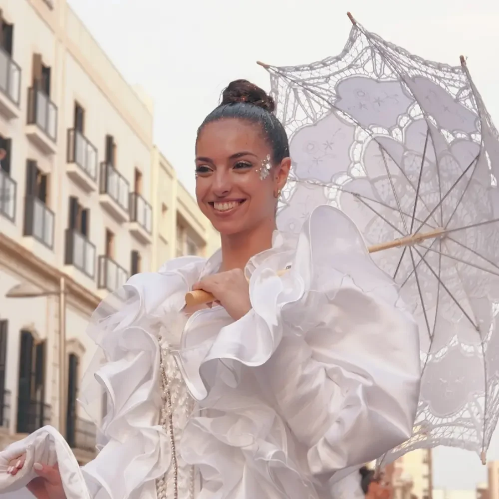 Equipo de gestión cultural creando experiencias artísticas en Almería